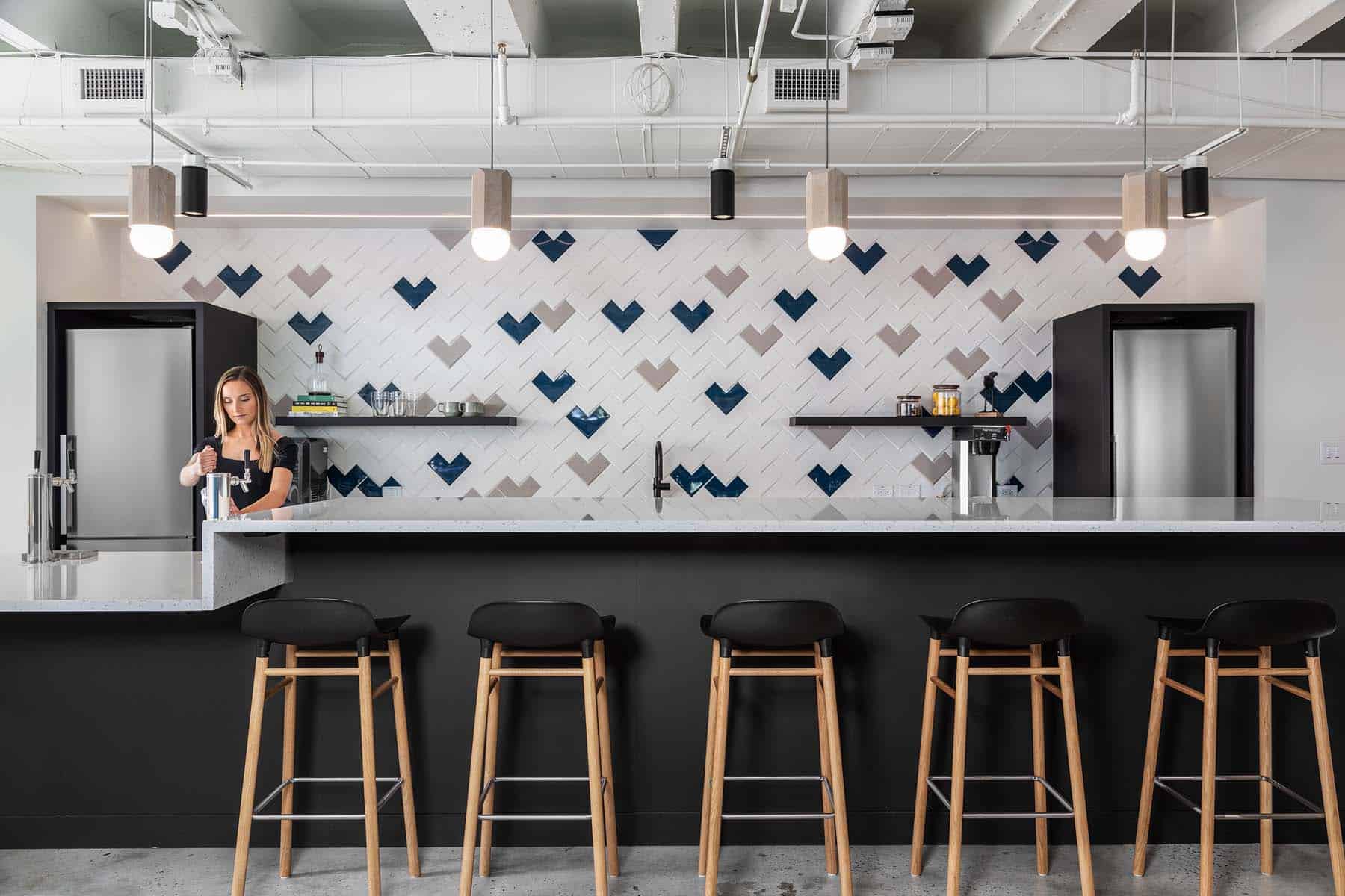 US-Express-ATL_Breakroom-Kitchen_HK-Architects_by-161-Photography