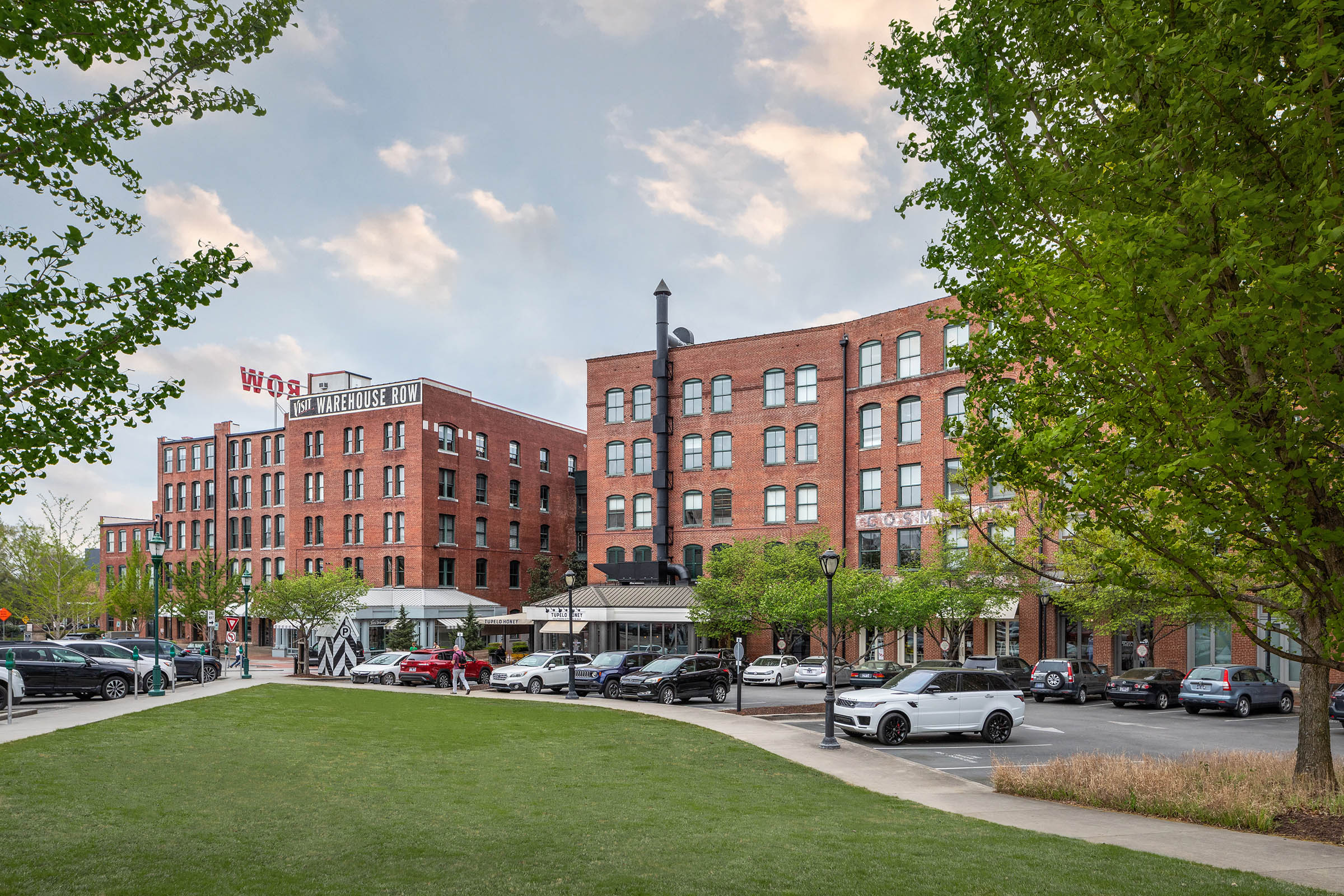 Warehouse-Row_Exterior_Parking-Lot_HK_by-161-Photography